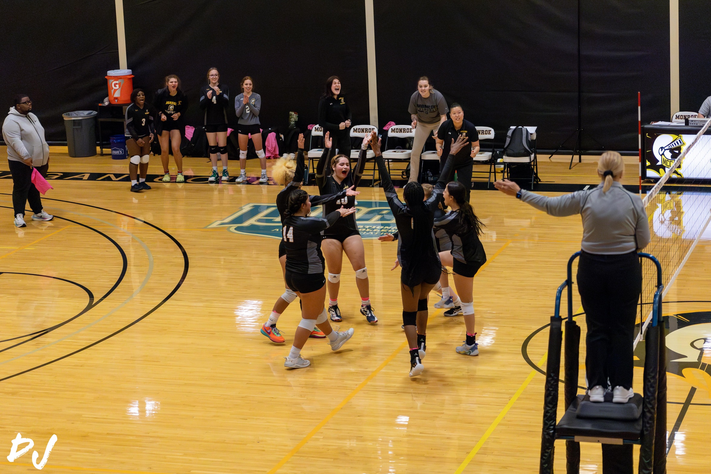 Volleyball Falls in Four Sets at Jamestown CC